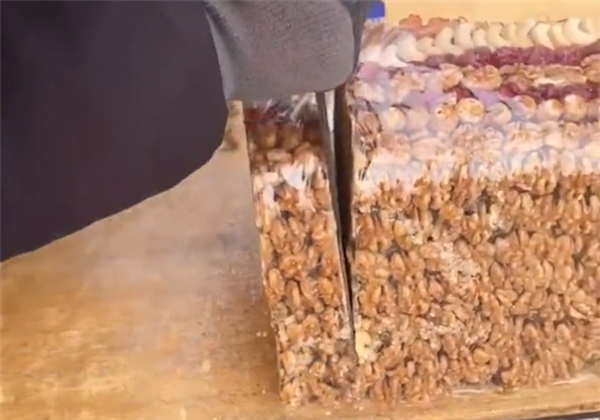 切糕一刀下去308元 男子预算30元 当场傻眼