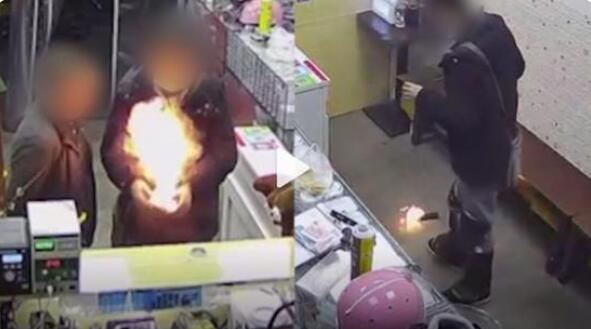 手欠儿！大爷不听警告手掰电池瞬间燃爆 网友：好奇害死猫