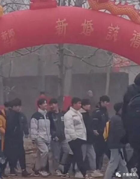 HOLD住全场！姐姐出嫁弟弟全班男同学来送亲 网友：姐夫在车里瑟瑟发抖