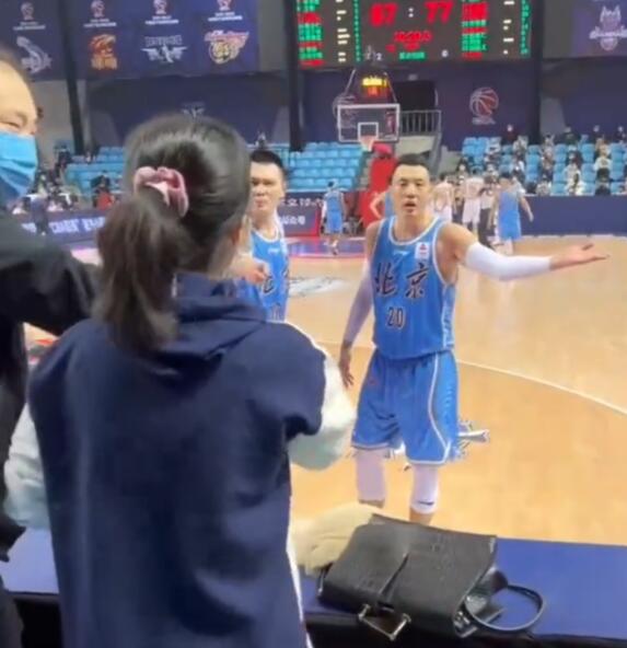 女记者与球员争执被取消采访资格 比赛一度中断