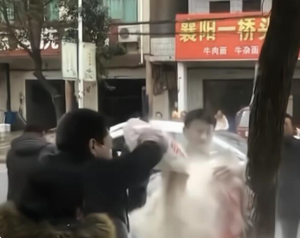 狼狈不堪！新郎遭婚闹被绑树上狂泼面粉 网友：这叫白头偕老？