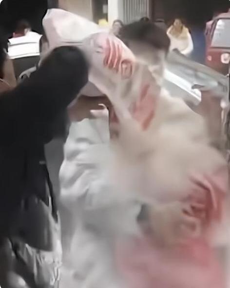 狼狈不堪！新郎遭婚闹被绑树上狂泼面粉 网友：这叫白头偕老？