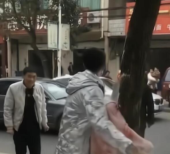 狼狈不堪！新郎遭婚闹被绑树上狂泼面粉 网友：这叫白头偕老？