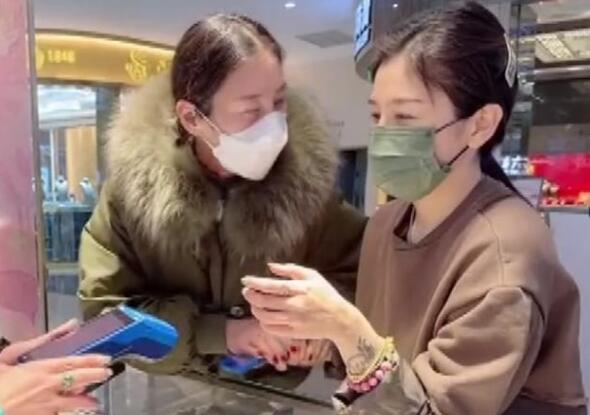 难能可贵!女子开车30公里给老公前妻女儿送饭,网友:女儿是最大受益者