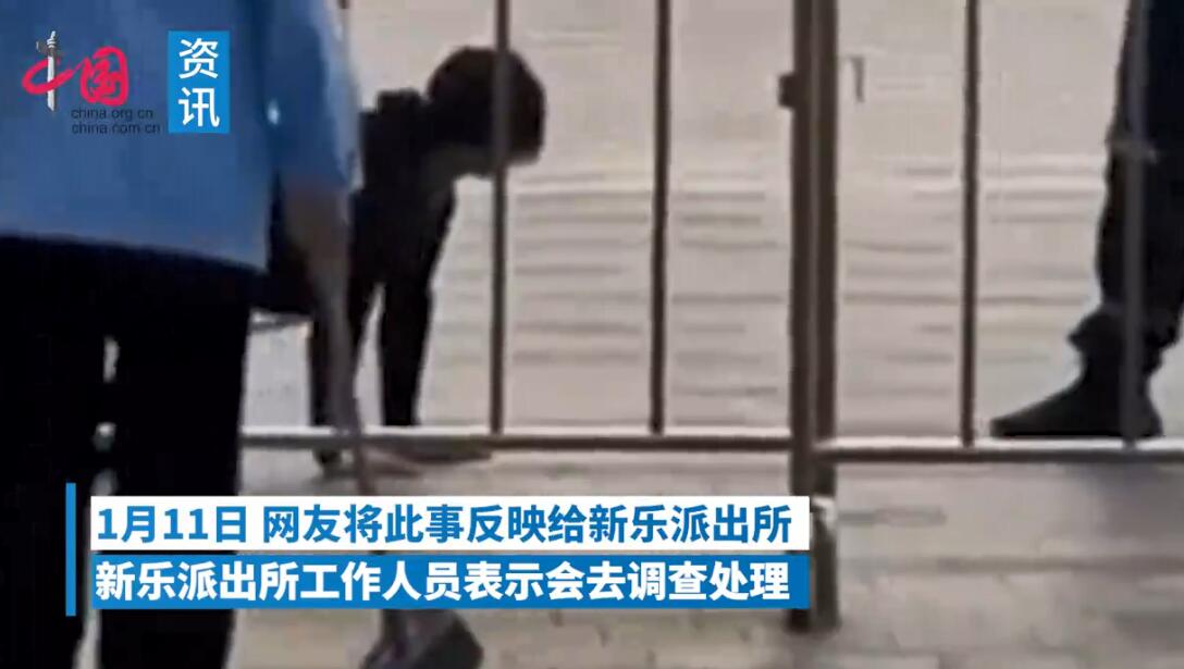 无奇不有！女子和狗同拴一根绳跪地爬行 保安都拿她没辙