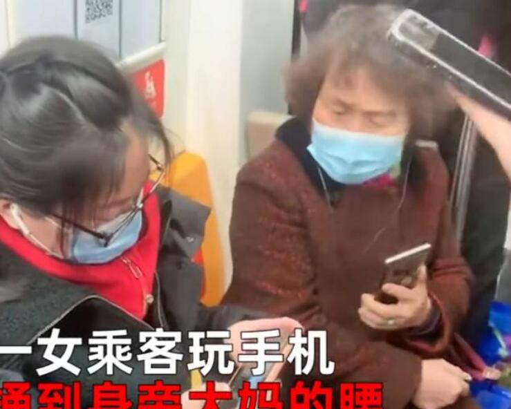 嚣张！女子地铁上跷二郎腿大妈提醒遭怼 自由的你要有公德