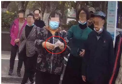 四川大妈捡到1.5亿现金支票 当场惊呆了吓得赶紧报警
