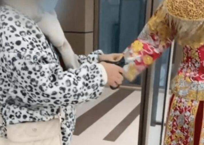 怒剪32件婚纱事件双方达成5万赔偿 成年人该为自己的行为买单