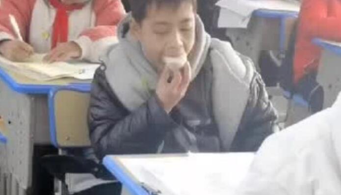 男孩考试途中偷吃馒头充饥 脑力消耗太大了