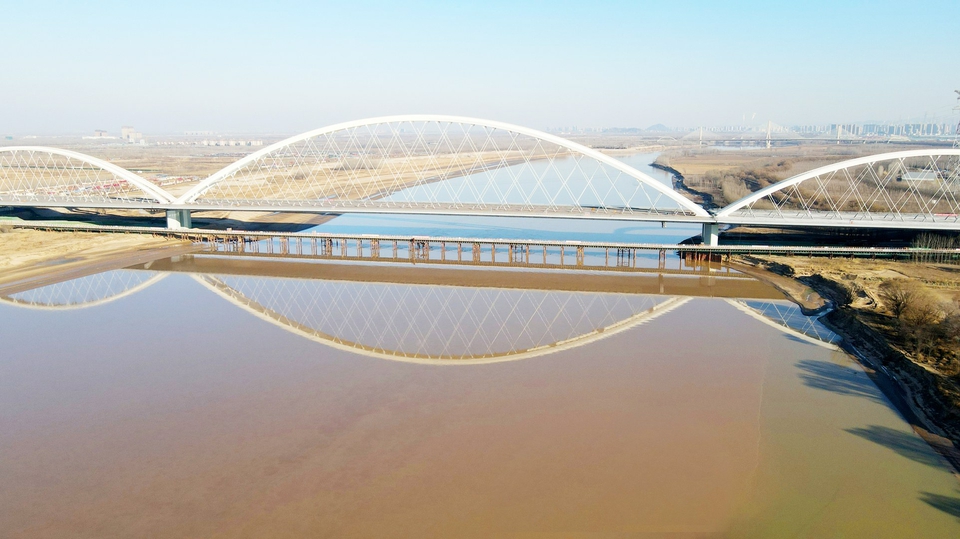 De beaux reflets montrent la majesté du pont du fleuve Jaune Qilu