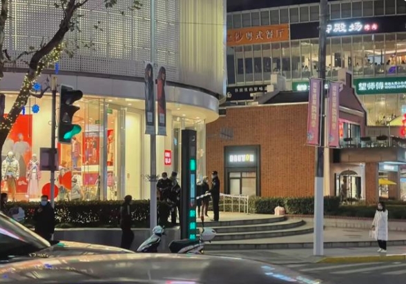 突发！优衣库被临时管控 顾客滞留一夜 到底发生了什么？