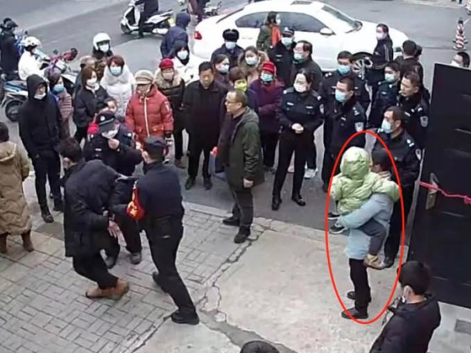 太可怕了！男子身藏斧头与妻子法院门口争执 民警迅速将其制服