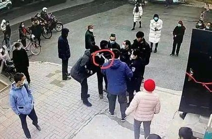 太可怕了！男子身藏斧头与妻子法院门口争执 民警迅速将其制服