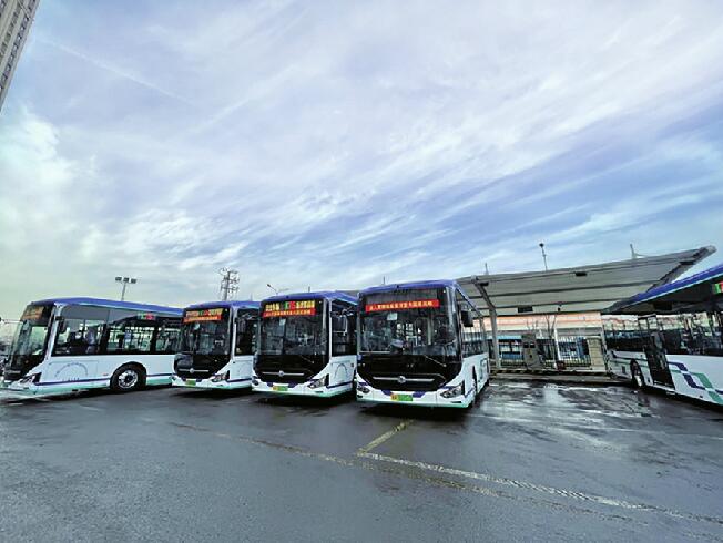 690辆新式纯电动公交车“上岗” 济南市中心城区公交车清洁能源及新能源比例达到100%