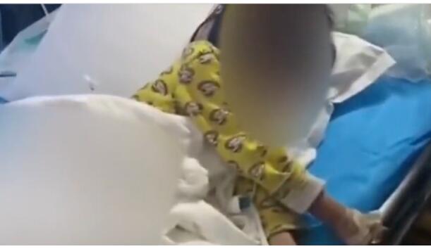 令人揪心!女童遭虐待双脚烧伤险截肢 生父继母被刑拘