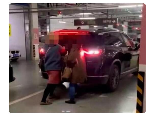 女子“人肉占车位”遇到狠人 对方强行开车进入车