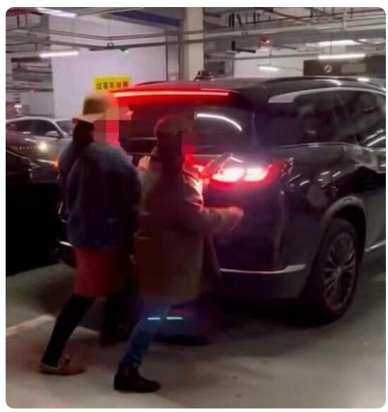 女子“人肉占车位”遇到狠人 对方强行开车进入车