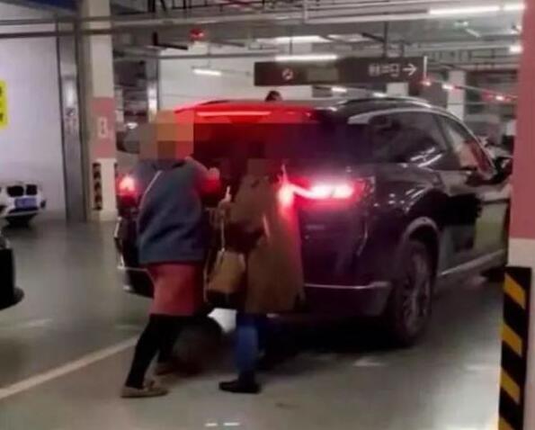 吵翻了！女子人肉占车位被车强行顶开，你怎么看？
