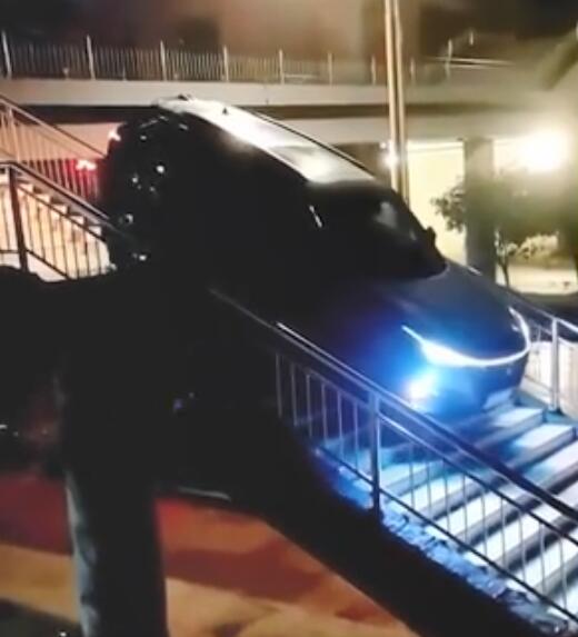 把天桥当越野场地？越野车上天桥致步梯损坏 警方通报：已控制嫌犯