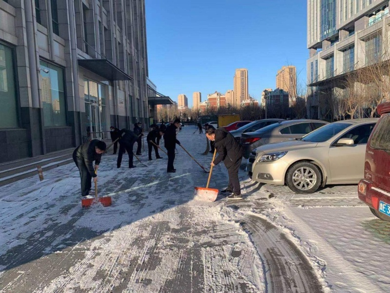 建行东营分行广饶支行：清扫积雪 纳瑞迎客