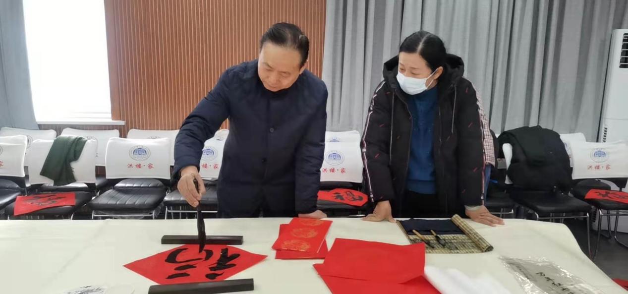 书法名家挥毫 济南文促会社区书法学院举办春节送“福”活动