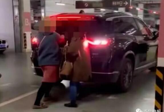是狠人！警方通报女子人肉占车位被强行顶开 网友吵翻了
