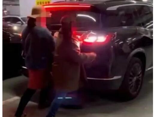 是狠人！警方通报女子人肉占车位被强行顶开 网友吵翻了