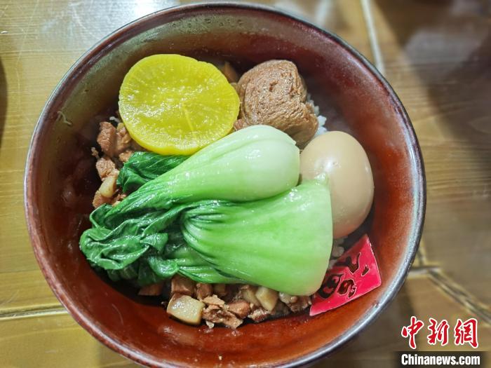 卖卤肉饭的台湾大叔：期盼台湾早日回到祖国怀抱