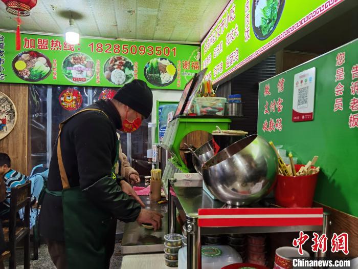 卖卤肉饭的台湾大叔：期盼台湾早日回到祖国怀抱