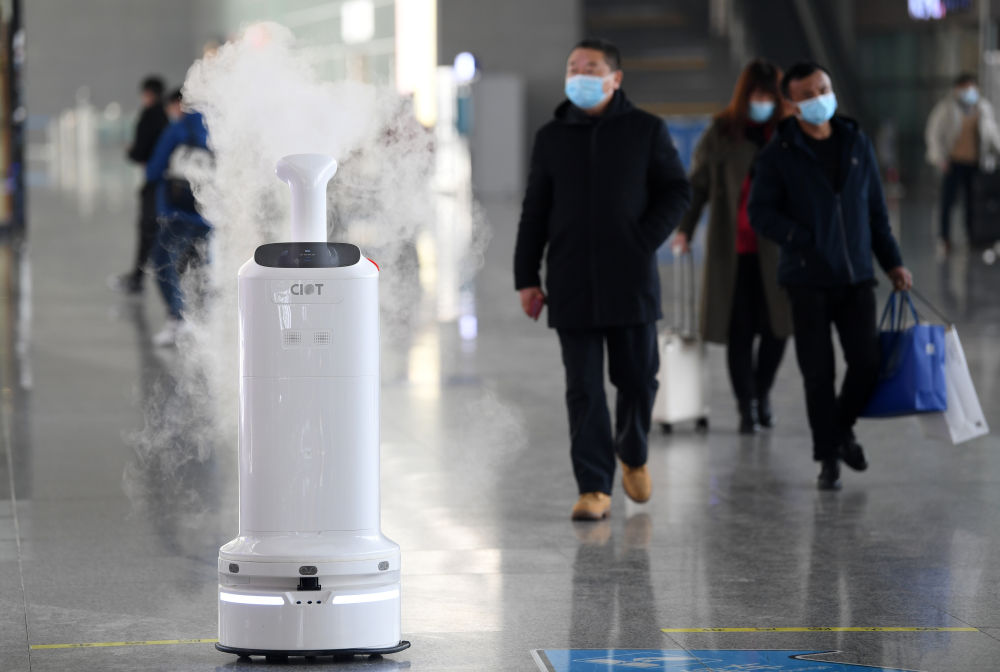 新华全媒+丨科技春运：“萌新”防疫机器人“天团”来喽！