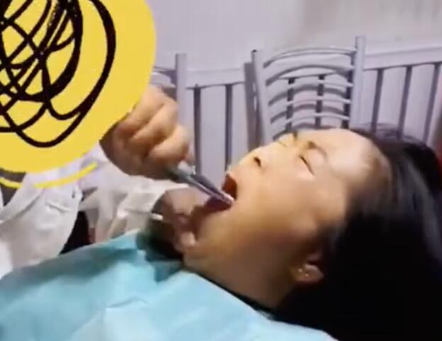 看着都疼！女子拔智齿牙医生拉硬拽摇晃1小时 痛到怀疑人生