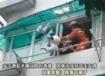 惊呆了！夫妻醉酒老公床上酣睡妻子倒挂窗外