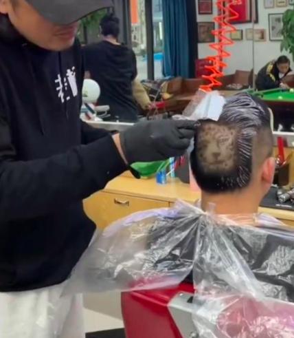 《西游记》金钱豹头像走红 浙江一男子剪金钱豹发型过年