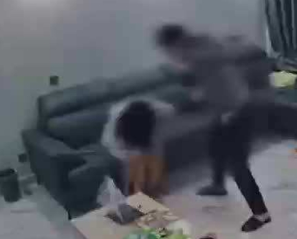 零容忍！知情人称家暴男在公司唯唯诺诺 妻子怀孕时也被打