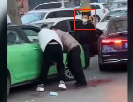 趁火打劫？男子在司机持刀伤人现场趁乱行窃 盗窃过程被路人视频记录