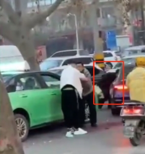 趁火打劫？男子在司机持刀伤人现场趁乱行窃 盗窃过程被路人视频记录