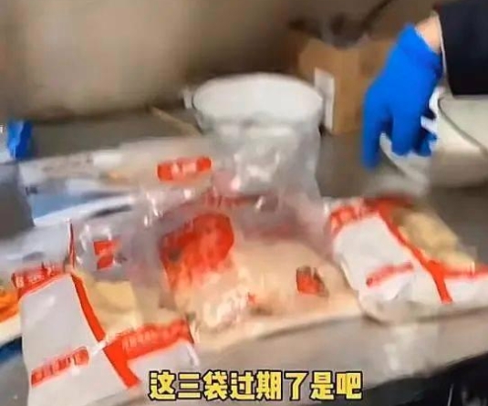 厕所池子里泡冻鸡?叫了个炸鸡回应 该店还用生锈的剪刀剪鸡腿