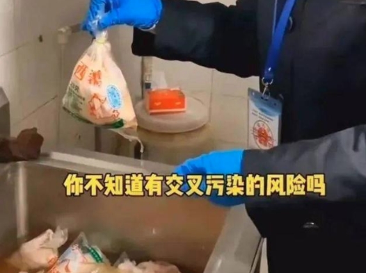 厕所池子里泡冻鸡?叫了个炸鸡回应 该店还用生锈的剪刀剪鸡腿