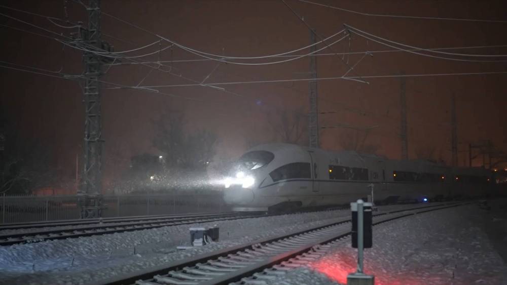 新春走基层｜风雪动车人