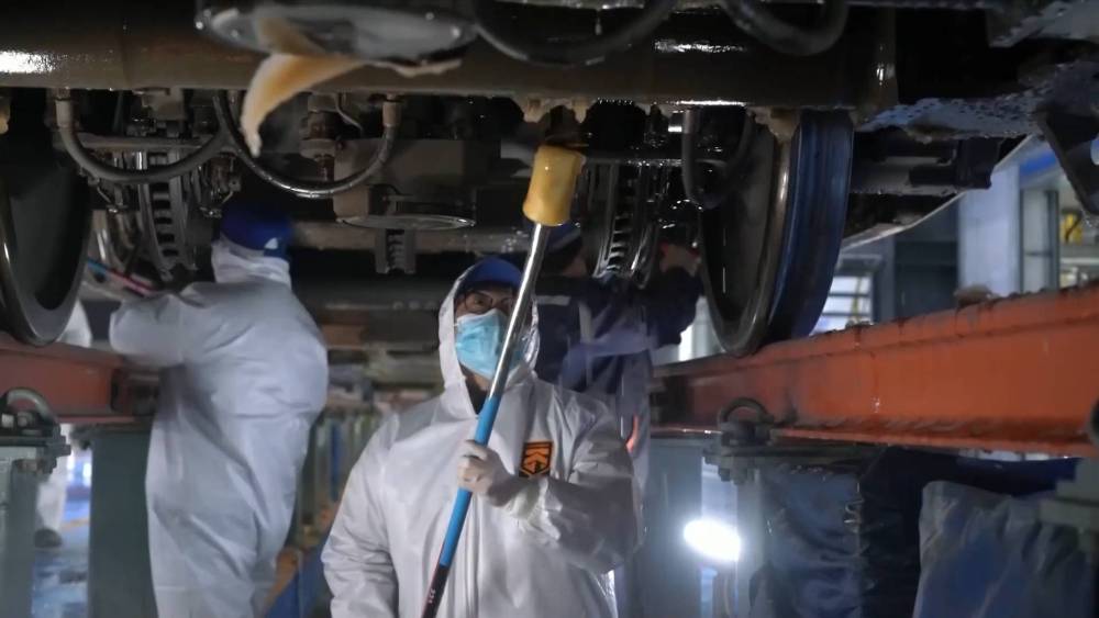 新春走基层｜风雪动车人