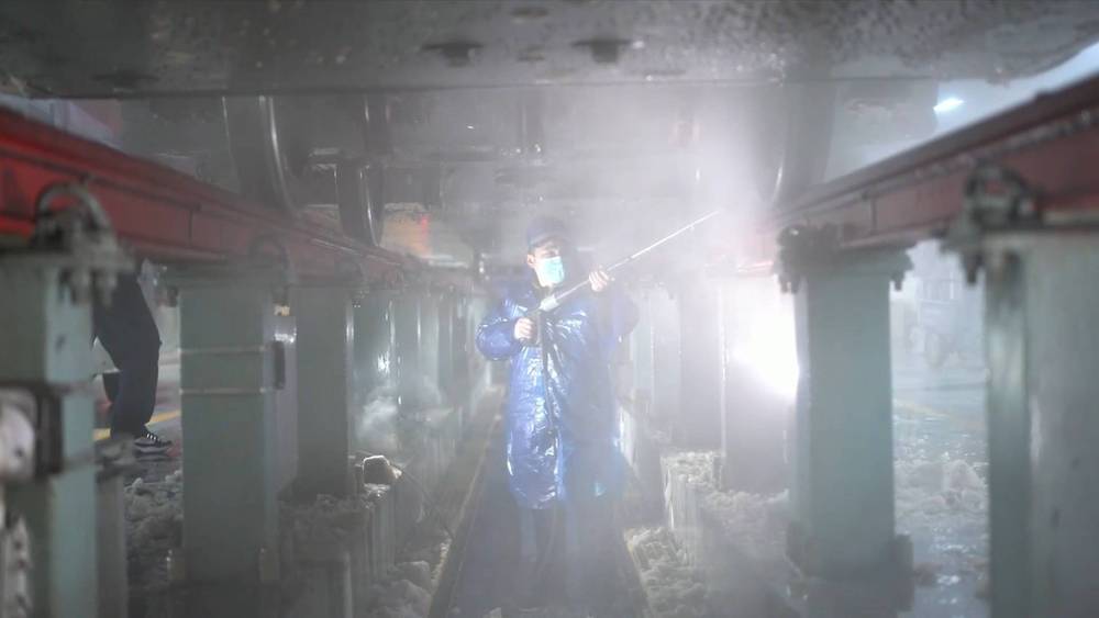 新春走基层｜风雪动车人