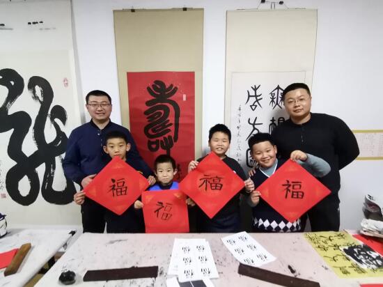 山东青少年妙手写福字 笑语迎新年