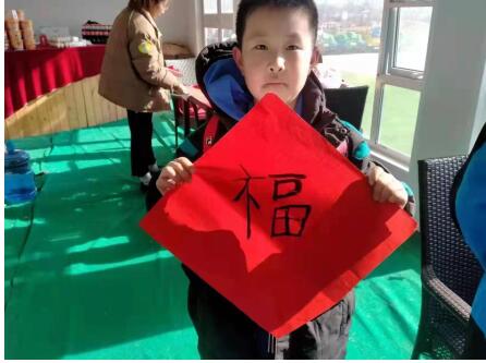 山东青少年妙手写福字 笑语迎新年