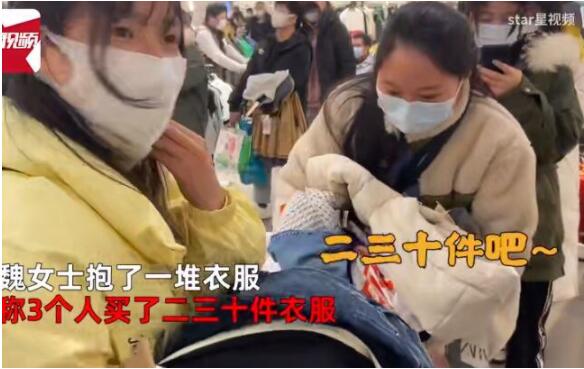 开心！西安商场解封市民排30米长队买衣服 直呼太夸张了