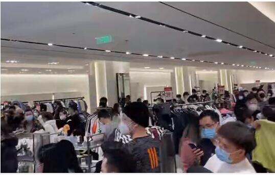 开心！西安商场解封市民排30米长队买衣服 直呼太夸张了