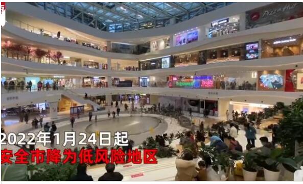 开心！西安商场解封市民排30米长队买衣服 直呼太夸张了