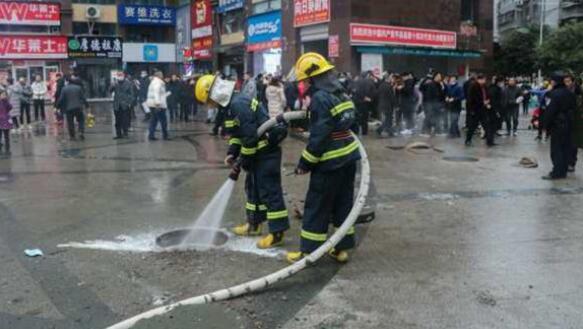 白烟四起！男童扔鞭炮炸飞5个井盖 母亲受伤