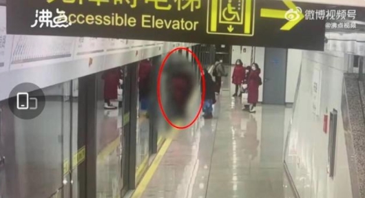 谁来担责？上海地铁女乘客被屏蔽门夹住身亡 工作人员试图帮助脱困