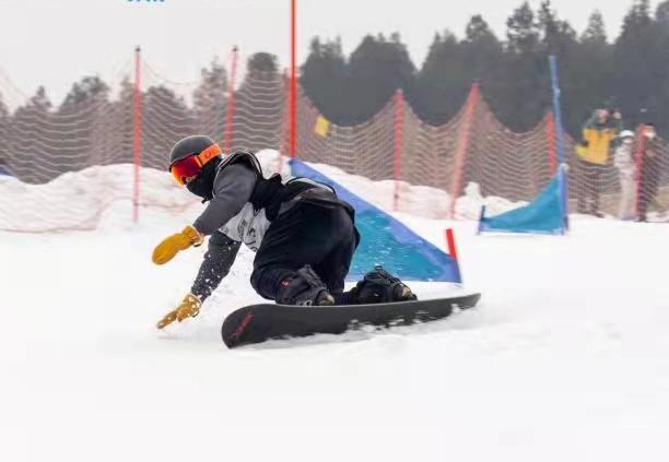 借“冬奥风”掀“冰雪热”！山东省滑雪公开赛在济举行