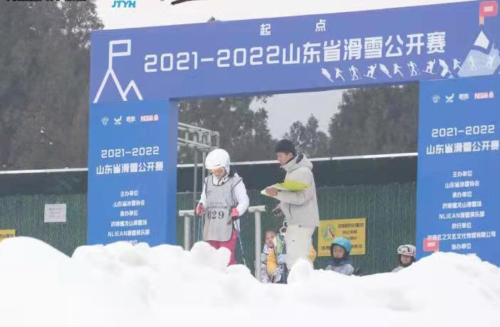 借“冬奥风”掀“冰雪热”！山东省滑雪公开赛在济举行